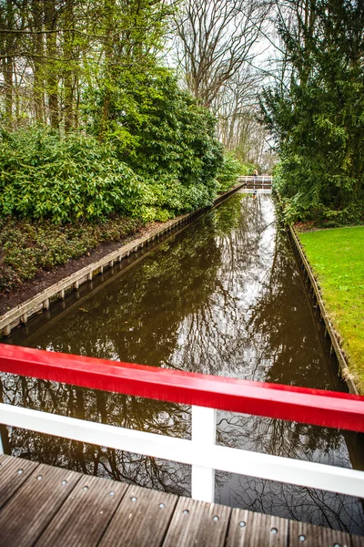 Keukenhof flower park in Netherlands. Elements of park design. — Stock Photo, Image