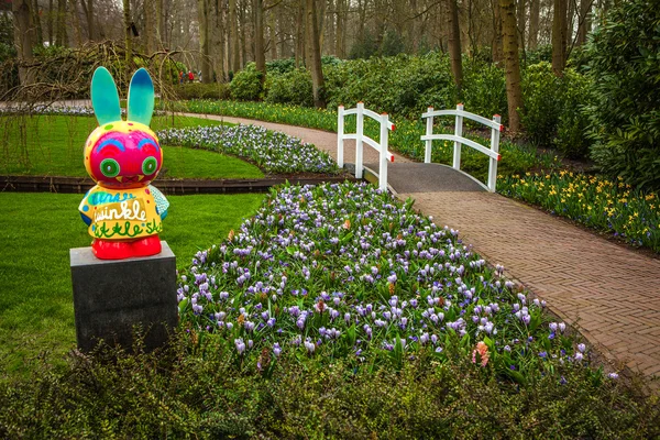 Квітковий парк Кекенхоф сад, Нідерланди - 24 березня: Статуя в парку. Квітковий парк Кекенхоф є найбільшим у світі квітник. Квітковий парк Кекенхоф сад, Lisse, Нідерланди - 24 березня 2016. — стокове фото