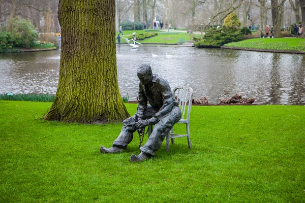 Keukenhof garden, Niederlande - 24. März: Statue im Park. Der keukenhof ist der größte Blumengarten der Welt. keukenhof garden, lisse, Niederlande - 24. März 2016. — Stockfoto