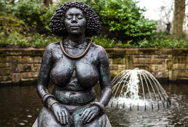 KEUKENHOF GARDEN, PAÍSES BAJOS - 24 DE MARZO: Estatua en el parque. Keukenhof es el jardín de flores más grande del mundo. Keukenhof Garden, Lisse, Países Bajos - 24 de marzo de 2016 . —  Fotos de Stock