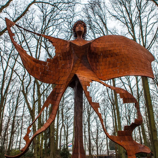 Keukenhof Garden, Nederland - 24 maart: Standbeeld in het park. Keukenhof is's werelds grootste bloementuin. Keukenhof Garden, Lisse, Nederland - 24 maart 2016. — Stockfoto