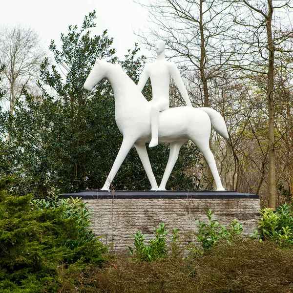 KEUKENHOF GARDEN, PAÍSES BAJOS - 24 DE MARZO: Estatua en el parque. Keukenhof es el jardín de flores más grande del mundo. Keukenhof Garden, Lisse, Países Bajos - 24 de marzo de 2016 . —  Fotos de Stock