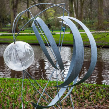 Keukenhof Bahçe, Hollanda - 24 Mart: Heykel Parkı. Keukenhof dünyanın en büyük çiçek bahçesi var. Keukenhof Bahçe, Lisse, Hollanda - 24 Şubat 2016.