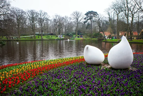 KEUKENHOF GARDEN, NETHERLANDS - MARCH 24: Statue in park. Keukenhof is the world's largest flower garden. Keukenhof Garden, Lisse, Netherlands - March 24, 2016. — Stock Photo, Image