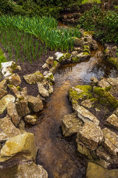 Keukenhof květinové park v Nizozemsku. Prvky designu parku. — Stock fotografie