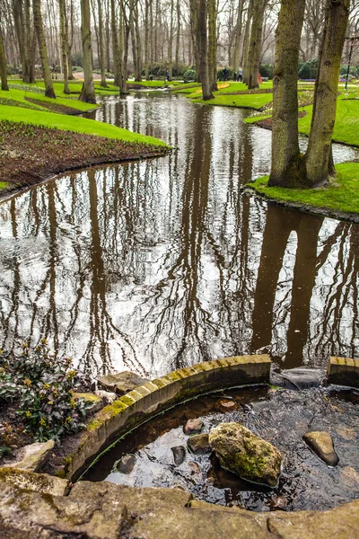 Keukenhof parque de flores en Holanda. Elementos del diseño del parque . — Foto de Stock