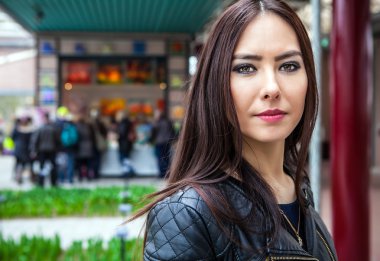 Uzun güzel tüyleri Keukenhof park çiçek serada poz çekici genç kadın.