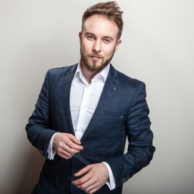 Klasik koyu mavi kostüm zarif genç yakışıklı adam. Studio moda portre.