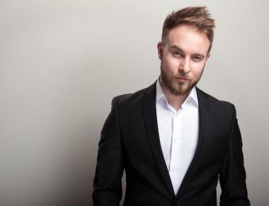 Zarif genç yakışıklı adam klasik siyah kostüm ve beyaz gömlek içinde sakallı.