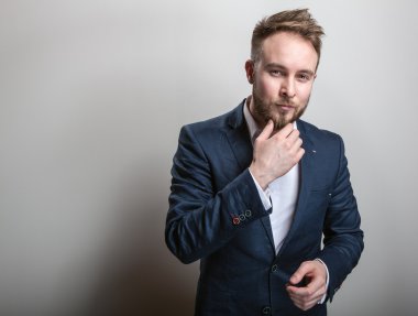 Klasik koyu mavi kostüm zarif genç yakışıklı adam. Studio moda portre.