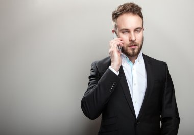 Zarif genç yakışıklı adam klasik siyah kostüm ve beyaz gömlek içinde sakallı.