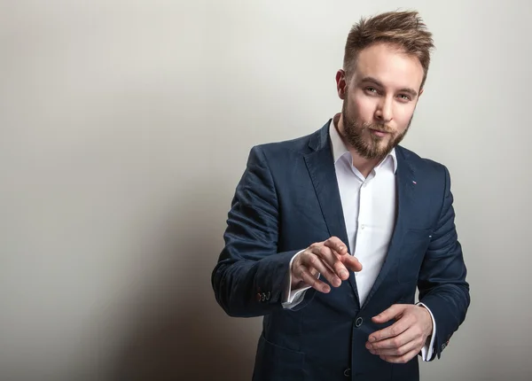 Elegante joven guapo hombre en traje clásico azul oscuro. Estudio retrato de moda . — Foto de Stock