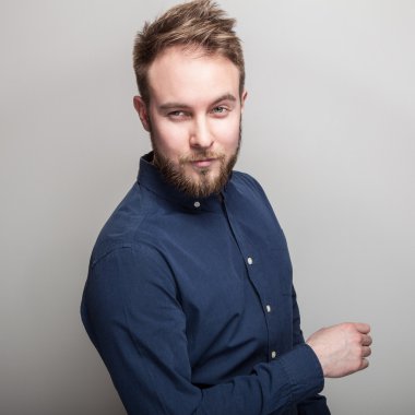 Koyu mavi klasik gömlek zarif genç yakışıklı adam. Studio moda portre.