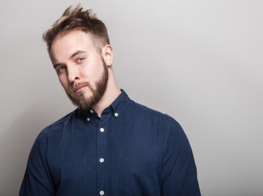 Koyu mavi klasik gömlek zarif genç yakışıklı adam. Studio moda portre.