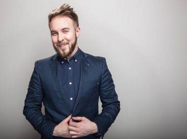 Klasik koyu mavi kostüm zarif genç yakışıklı adam. Studio moda portre.