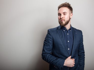 Klasik koyu mavi kostüm zarif genç yakışıklı adam. Studio moda portre.