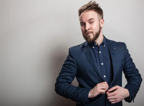 Homem bonito jovem elegante em traje azul escuro clássico. Estúdio retrato de moda . — Fotografia de Stock