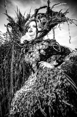 Şehvetli kız doğa simgeleyen dramatize görüntüsü. Siyah-beyaz sanat moda açık fotoğraf.