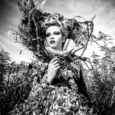 Şehvetli kız doğa simgeleyen dramatize görüntüsü. Siyah-beyaz sanat moda açık fotoğraf.