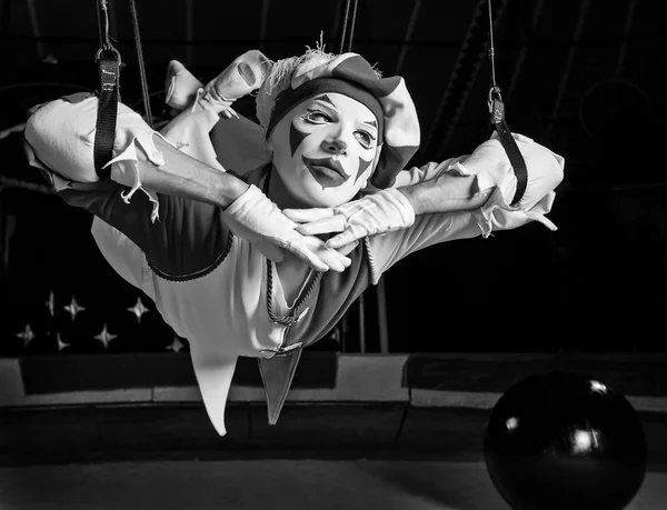 El acróbata aéreo del circo posa sobre cuerdas. Bellas artes blanco y negro foto . —  Fotos de Stock