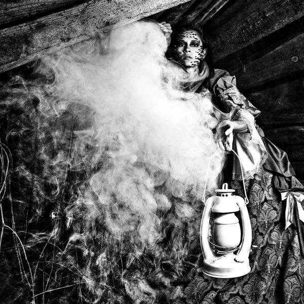 Изобразительное фото молодой женщины на древнем платье в темном мистическом месте страны чудес . — стоковое фото