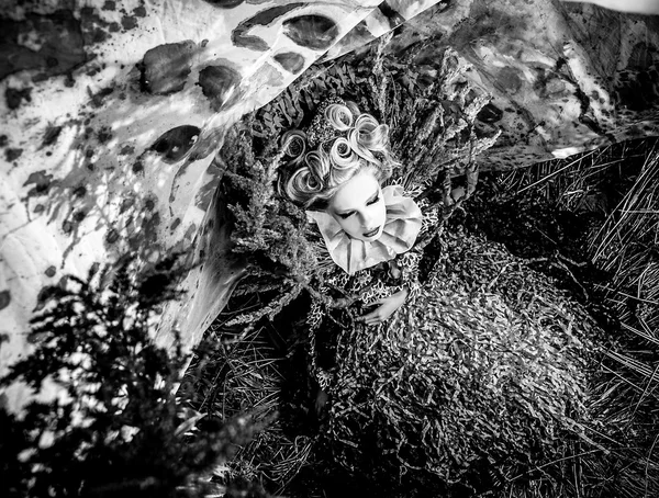Immagine drammatizzata di ragazza sensuale che simboleggia la natura. Bianco-nero arte moda foto all'aperto . — Foto Stock