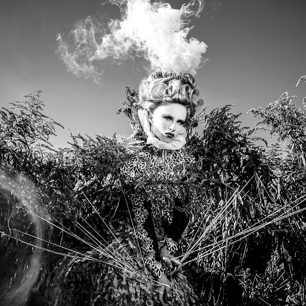 Imagen dramatizada de una chica sensual que simboliza la naturaleza. Arte blanco y negro moda al aire libre foto . — Foto de Stock