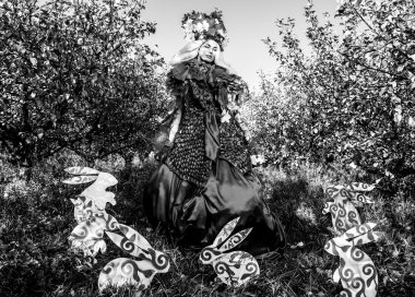 Şehvetli kız doğa simgeleyen dramatize görüntüsü. Siyah-beyaz sanat moda açık fotoğraf.