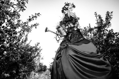 Şehvetli kız doğa simgeleyen dramatize görüntüsü. Siyah-beyaz sanat moda açık fotoğraf.