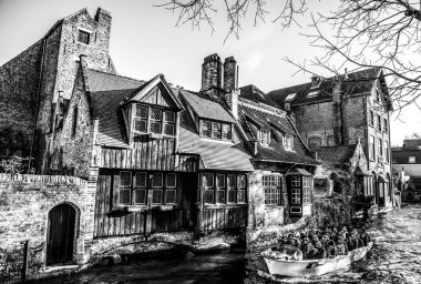 Brugge, Belçika - 17 Ocak 2016: Taşıma tekne üzerinde 17 Ocak 2016 yılında Brugge - Belçika Ortaçağ şehrinin eski binasında bak turist.