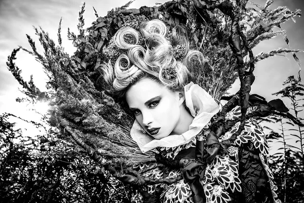 Dramatized image of sensual girl symbolizing nature. Black-white art fashion outdoor photo. — Stock Photo, Image