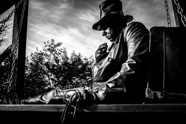 Concepto de tiempo. relojero en la estilización de fantasía. Cuento de hadas al aire libre blanco y negro foto de arte . — Foto de Stock