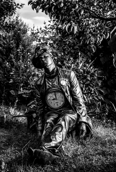 Concepto de tiempo. relojero en la estilización de fantasía. Cuento de hadas al aire libre blanco y negro foto de arte . — Foto de Stock