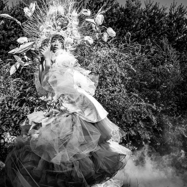 Imagen dramatizada de una chica sensual que simboliza la naturaleza. Arte blanco y negro moda al aire libre foto . — Foto de Stock