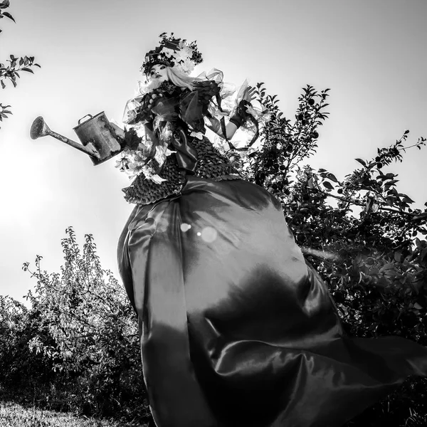 Dramatisiertes Bild sinnlicher Mädchen, die die Natur symbolisieren. Schwarz-weiße Kunst Mode Outdoor-Foto. — Stockfoto