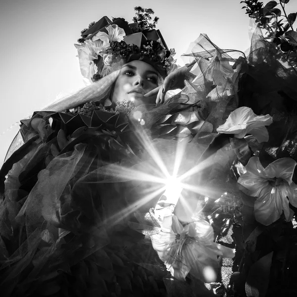 Imagen dramatizada de una chica sensual que simboliza la naturaleza. Arte blanco y negro moda al aire libre foto . — Foto de Stock