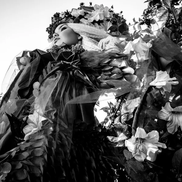 Dramatisiertes Bild sinnlicher Mädchen, die die Natur symbolisieren. Schwarz-weiße Kunst Mode Outdoor-Foto. — Stockfoto