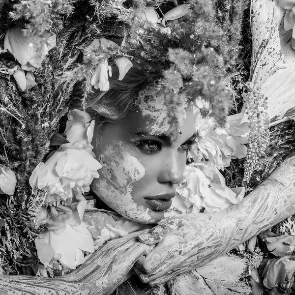 Sprookje meisje portret omringd met natuurlijke planten en bloemen. Zwart-witte kunst van de afbeelding in fantasie stilering. — Stockfoto