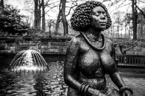 KEUKENHOF GARDEN, PAÍSES BAJOS - 24 DE MARZO: Estatua en el parque. Keukenhof es el jardín de flores más grande del mundo. Keukenhof Garden, Lisse, Países Bajos - 24 de marzo de 2016 . —  Fotos de Stock