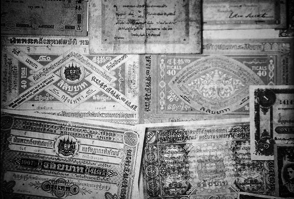 Billetes asiáticos antiguos como fondo. Foto en blanco y negro . — Foto de Stock
