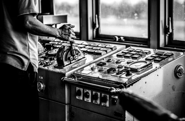 De handen van de kapitein bij een close-up Ferry stuurwiel. Zwart-wit foto. — Stockfoto