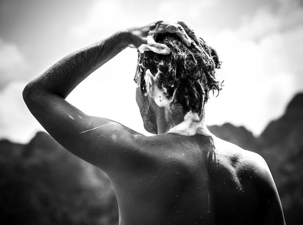 Lavando la cabeza en el agua del río. Foto en blanco y negro . —  Fotos de Stock