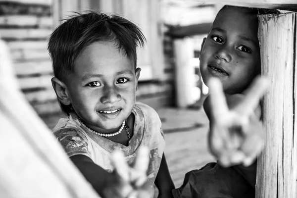 Les garçons du village de Thaïlande montrent un signe de paix. Photo noir-blanc . — Photo