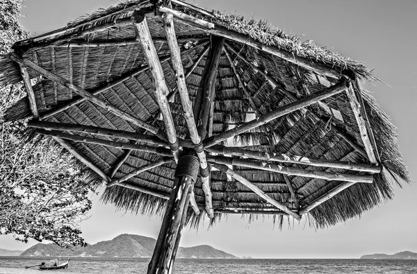 東南アジアの島。わらから古いビーチ パラソル. — ストック写真
