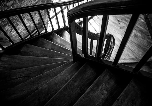 Scala a chiocciola in legno in vecchio edificio, Parigi, Francia . — Foto Stock