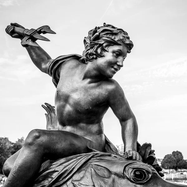 PARIS - FRANÇA - 30 DE AGOSTO: Escultura na ponte Alexandre III em Paris em 30 de agosto de 2015 em Paris . — Fotografia de Stock