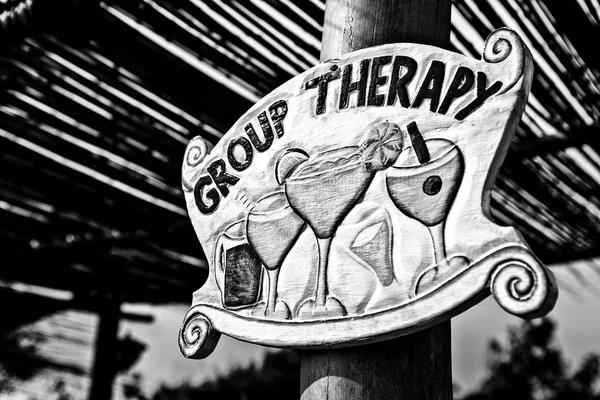 Guide fun sign - group therapy. Black-white photo. — Stock Photo, Image