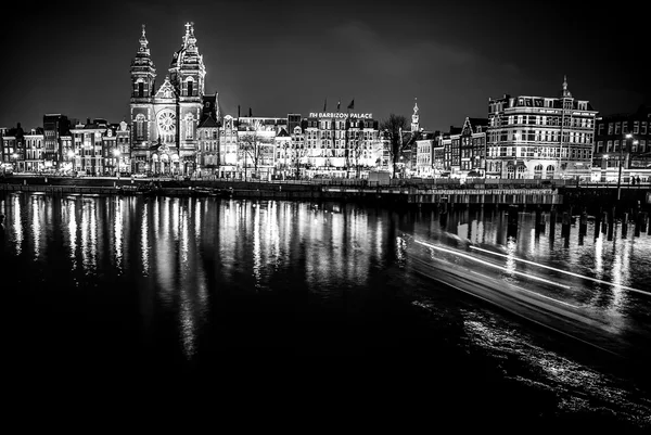 Bateau de croisière avec lumière floue se déplaçant sur les canaux de nuit d'Amsterdam . — Photo