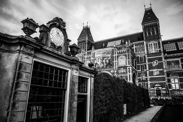 Rijksmuseum är ett nederländskt nationalmuseum tillägnat konst och historia i Amsterdam. Museet ligger vid Museum Square i stadsdelen Amsterdam Syd, nära Van Gogh-museet. — Stockfoto