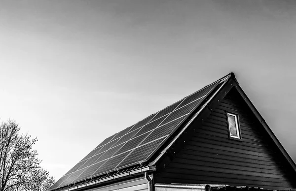 Tecnología de generación de energía solar en el techo de la casa, energía alternativa y ecología de protección del medio ambiente . — Foto de Stock